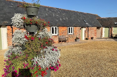 Wheelchair-friendly holiday cottage in Dorset with pool hosit