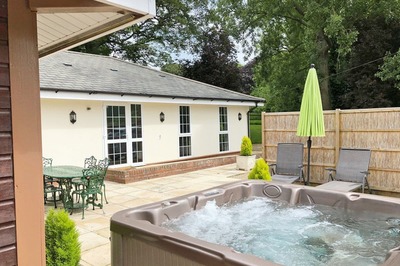 Accessible disabled access luxury bungalow with hot tub and pool in Norfolk, UK