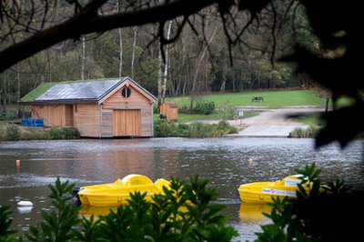 Accessible New Forest holiday park lodge with ceiling track hoist