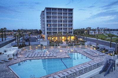 Accessible hotel with pool hoist in Daytona Beach, Florida