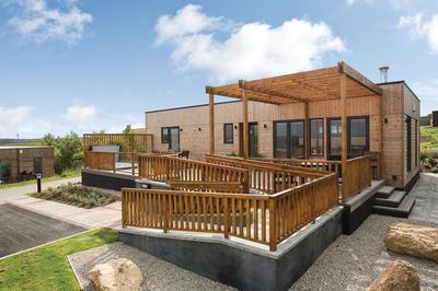 Accessible lodge with pool hoist in Cornwall