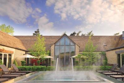 Disabled-friendly Gloucestershire spa hotel with swimming pool hoist