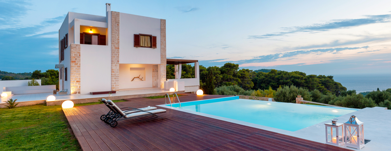 Luxury villa overlooking the sea
