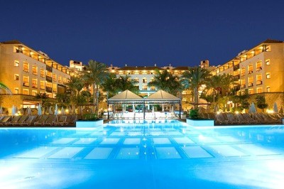 Accessible hotel with mobile pool hoist in Tenerife