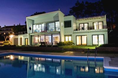 Accessible luxury villa with swimming pool in Lisbon, Portugal