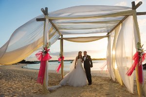 Couple getting married on the beach in Mauritius