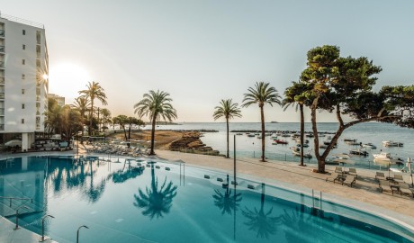 Wheelchair friendly beach hotel image