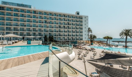 Wheelchair friendly beach hotel image
