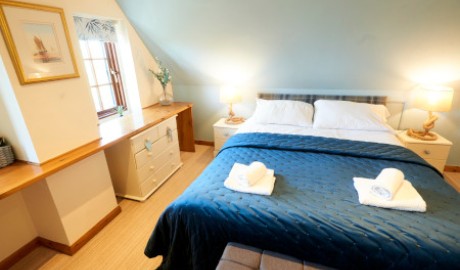 Countryside cottage image