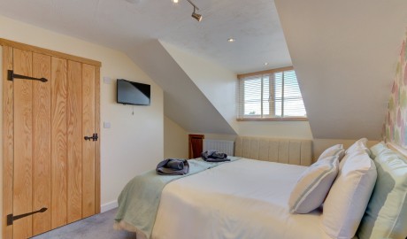 Pet Friendly Accessible Lake View Cottage - with hot tub image