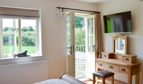 Accessible Cottage with Hot Tub image