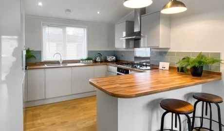 Wheelchair-Friendly Lodge with Hot Tub image