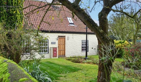 17th-century cottage image