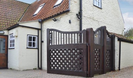 17th-century cottage image