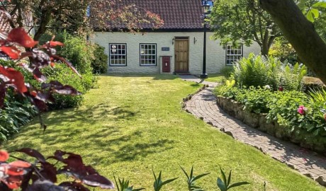 17th-century cottage image