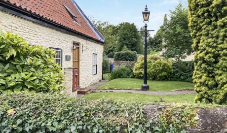 17th-century cottage image