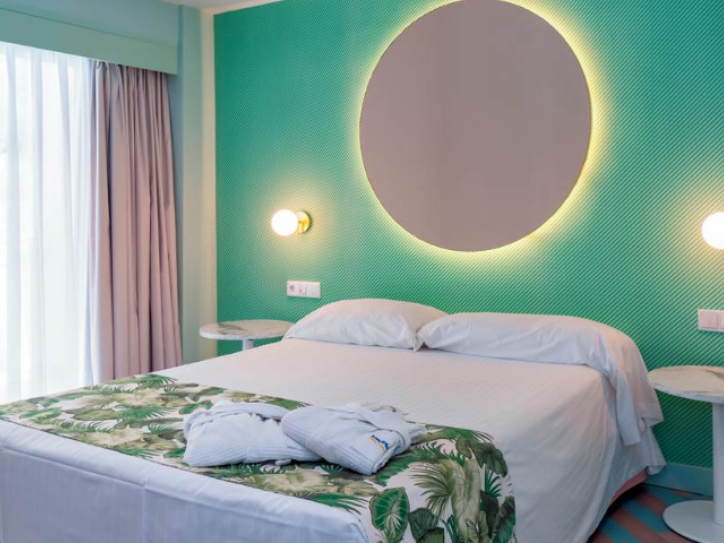 Wheelchair friendly beach hotel Card image