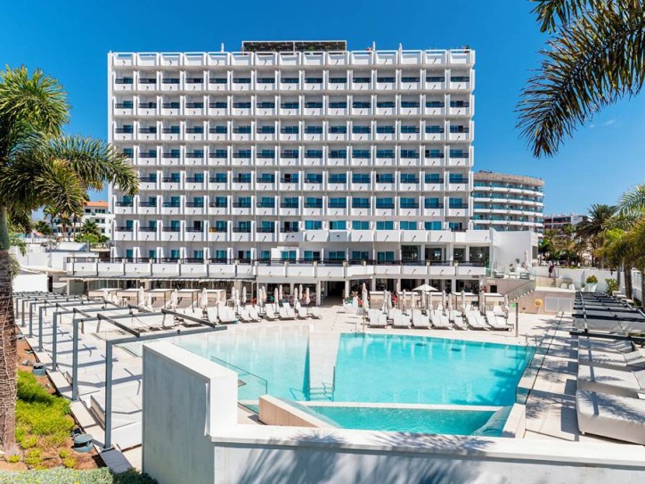 Wheelchair friendly beach hotel Card image