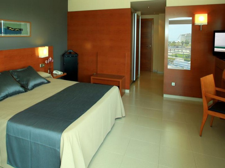 Wheelchair-Friendly Beach Hotel Card image