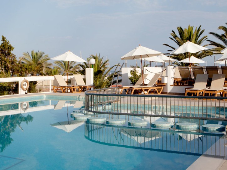 Wheelchair friendly beach hotel Card image