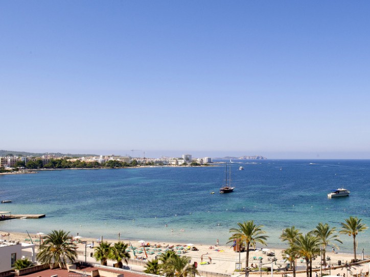 Wheelchair friendly beach hotel Card image