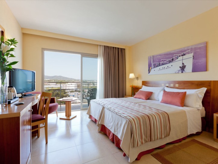 Wheelchair friendly beach hotel Card image