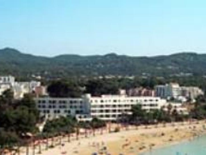Wheelchair friendly beach hotel Card image