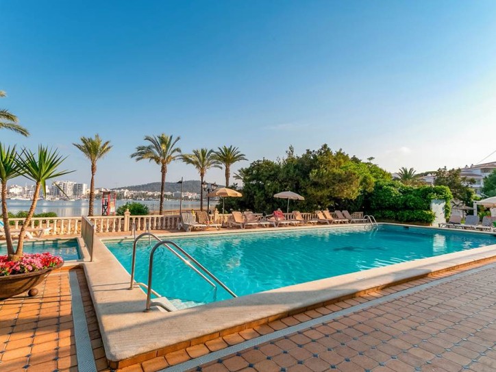 Wheelchair friendly beach hotel Card image