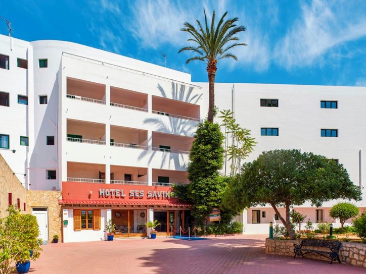 Wheelchair friendly beach hotel Card image