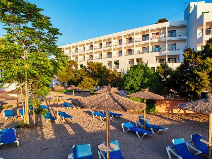 Wheelchair friendly beach hotel Card image