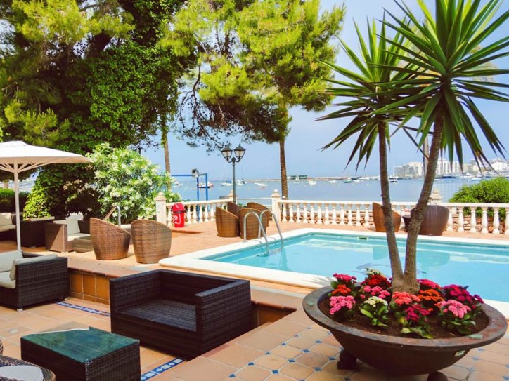 Wheelchair friendly beach hotel Card image