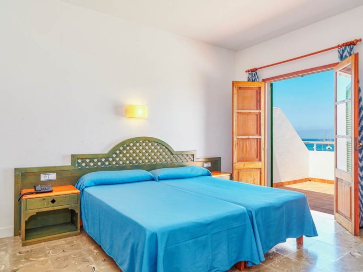 Wheelchair friendly beach hotel Card image