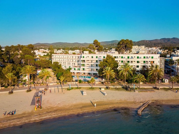 Wheelchair friendly beach hotel Card image