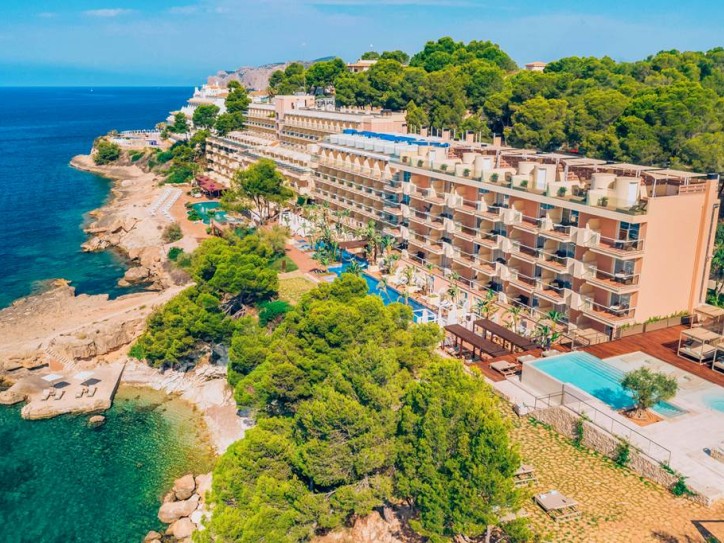 Wheelchair friendly beach hotel Card image