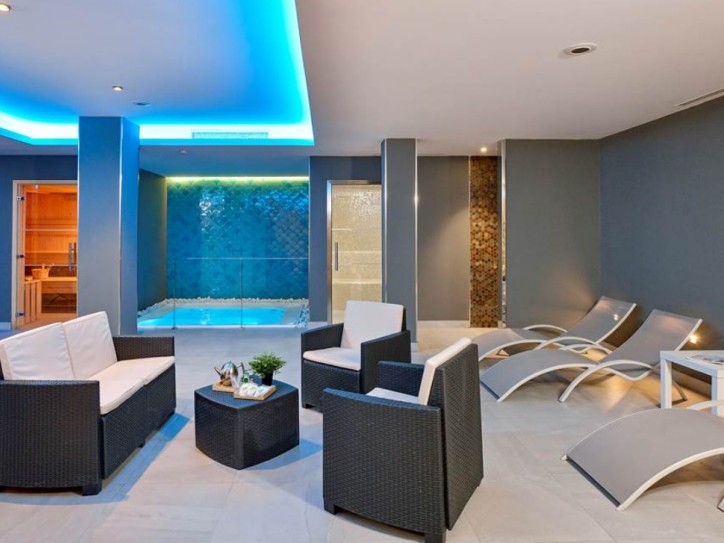 Wheelchair friendly beach hotel Card image