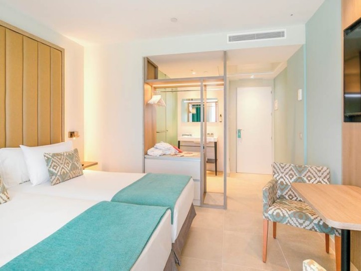 Wheelchair friendly beach hotel Card image