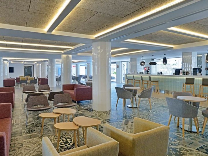 Wheelchair friendly beach hotel Card image