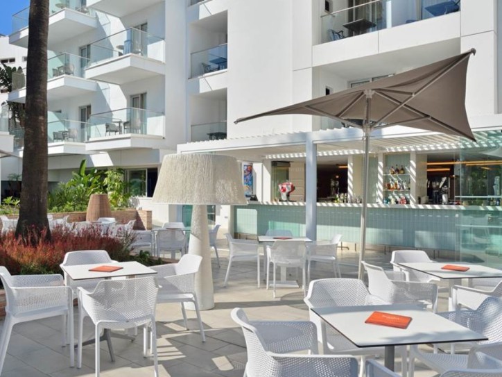 Wheelchair friendly beach hotel Card image