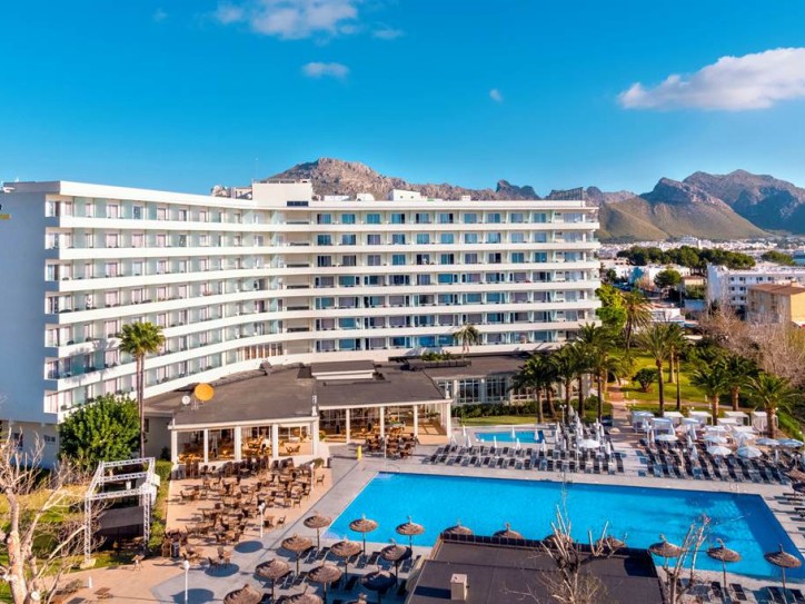 Wheelchair friendly beach hotel Card image
