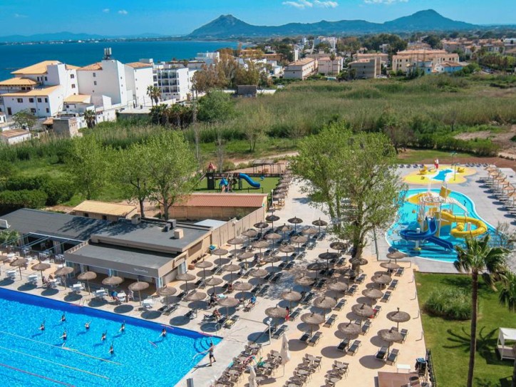 Wheelchair friendly beach hotel Card image