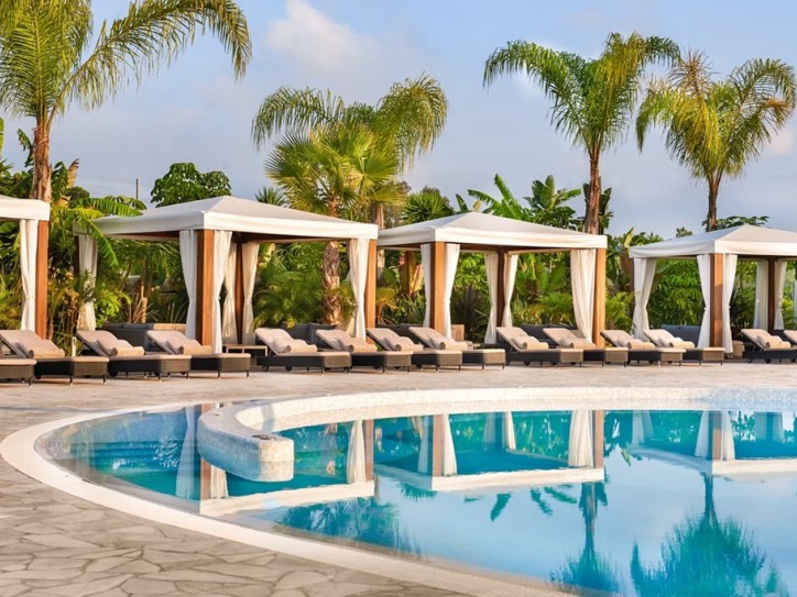 Luxury Hotel Card image