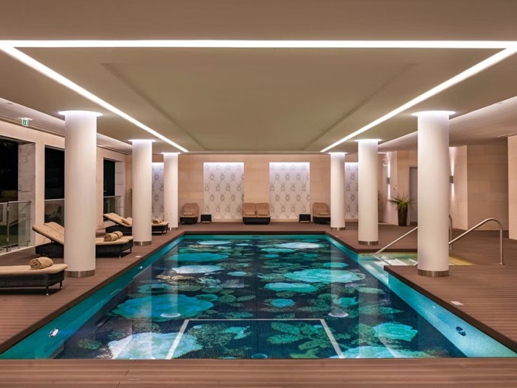 Luxury Hotel Card image
