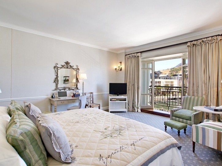 Luxury Harbour hotel Card image