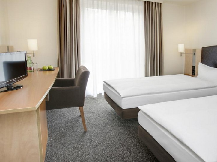 Dynamic City Hotel Card image