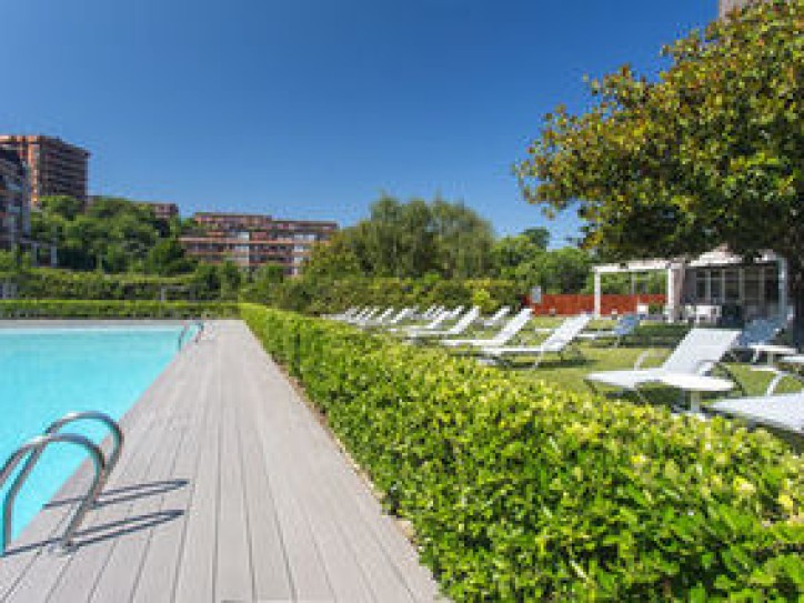 Modern Central Hotel Card image