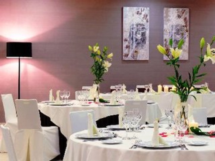 Modern Central Hotel Card image