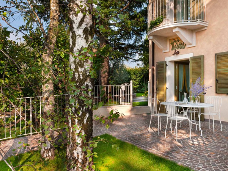 Heaven on earth apartment Card image