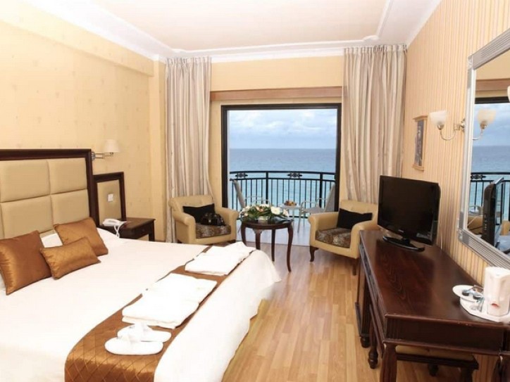 Elegant Sea View Hotel Card image