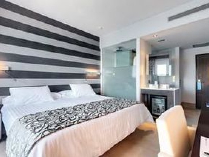 Adults Only Port Hotel Card image