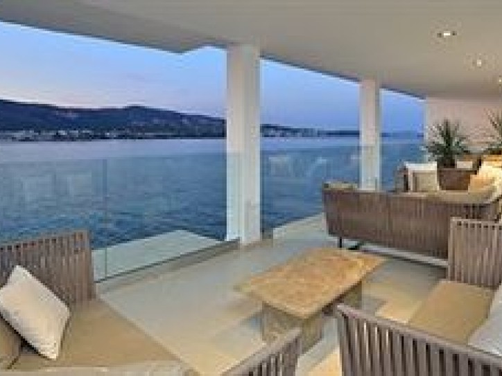 Bay View Hotel Card image